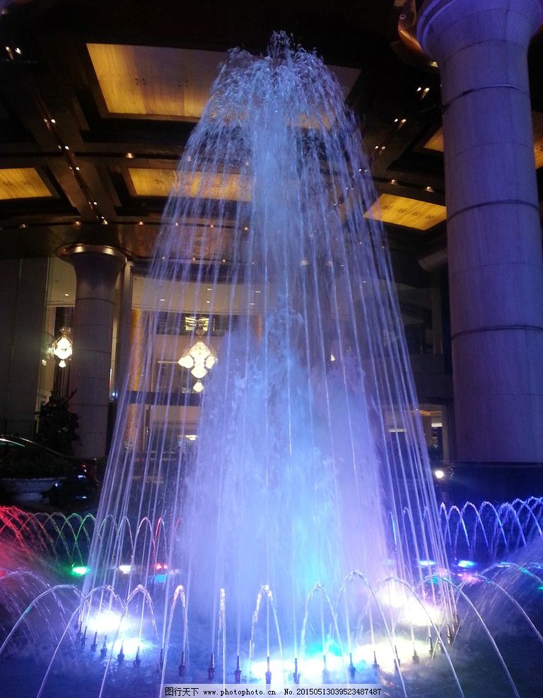 彩色噴泉的視覺盛宴